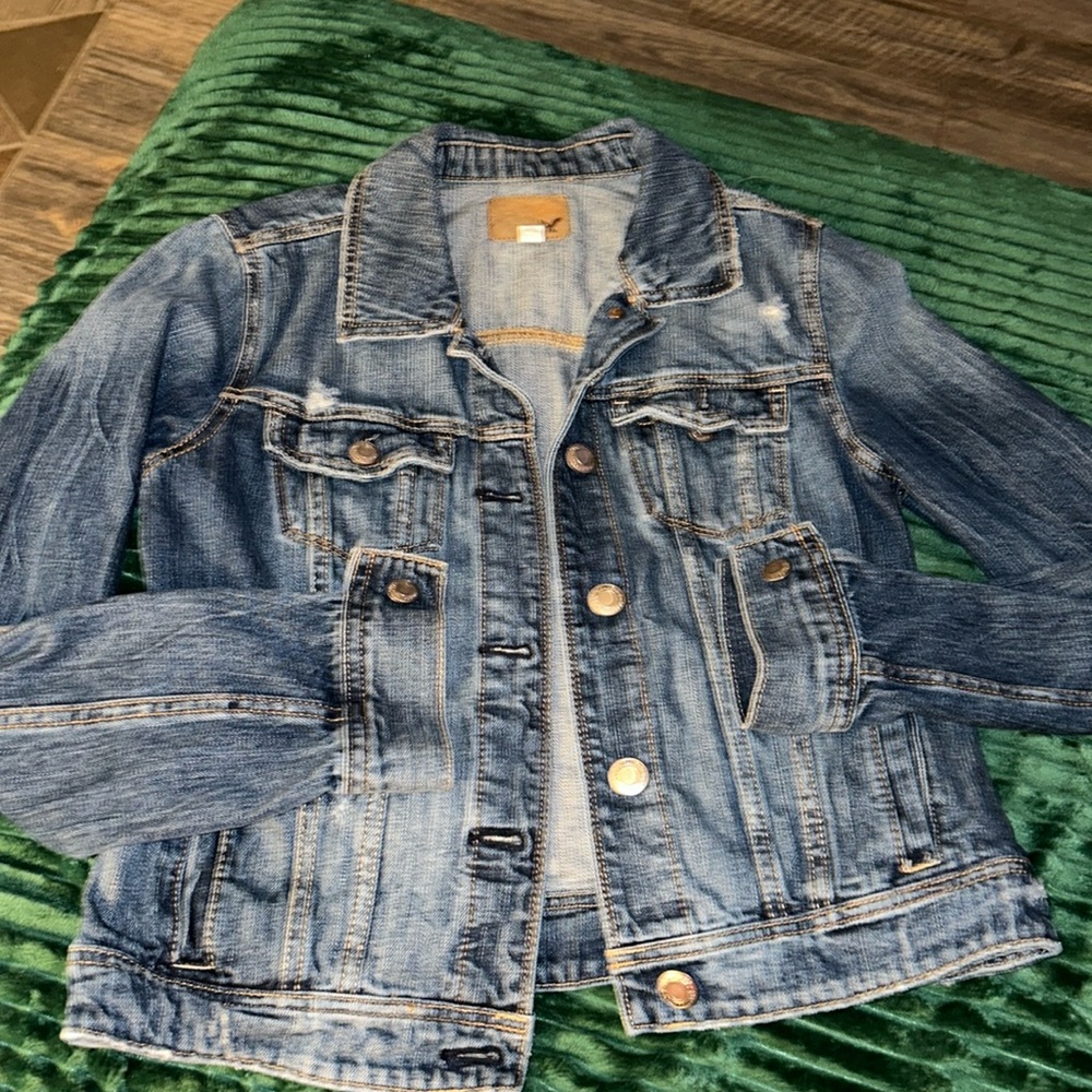 SOLD!! American Eagle distressed classic denim jean jacket sz medium minimal wea